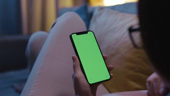 女人晚上用绿屏手机