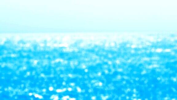 由海-散焦镜头美丽的波浪形蔚蓝的水面在一个晴朗的日子-无缝循环