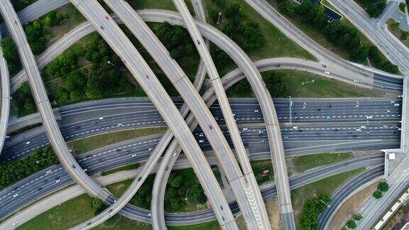 高速公路路口顶部的航拍影像