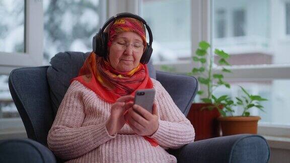穆斯林妇女使用智能手机听音乐或播客