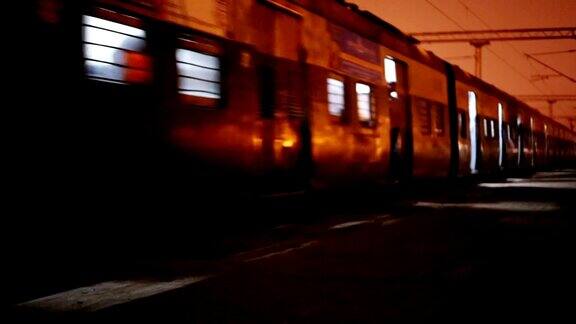 《深夜列车进站