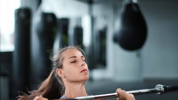 肌肉发达的女性举重杠铃训练