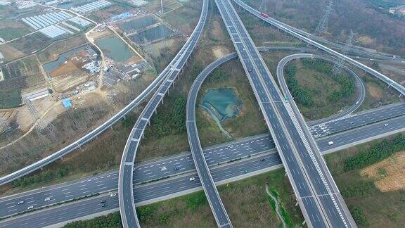 高架高速公路交通鸟瞰图在交叉口城市郊区中国