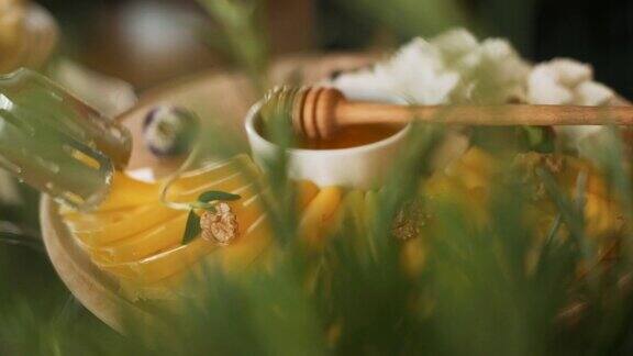 甜蜂蜜配不同的奶酪花和坚果