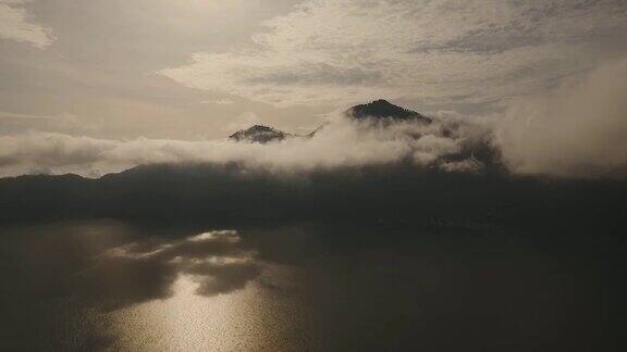 湖和火山在日出巴图尔印尼巴厘岛