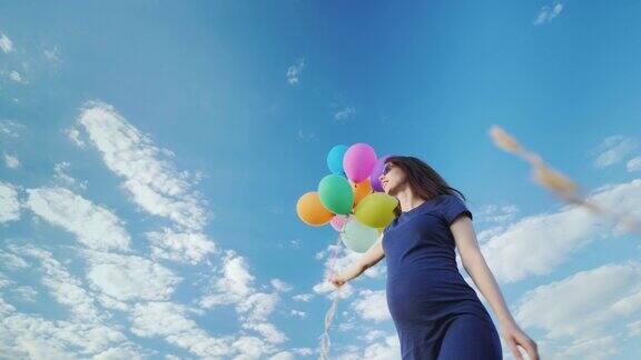 孕妇在蓝天下玩耍玩气球