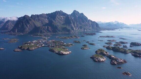 鸟瞰图飞越大西洋俯瞰挪威罗浮敦群岛的海宁斯维尔渔村