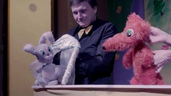 木偶剧的喜剧表演玩具兔子和狐狸