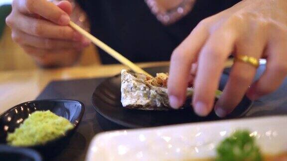 一位女士在日本餐厅吃新鲜的牡蛎