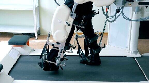用于病人康复的虚拟现实模拟器一个残疾人在步行轨道上训练他的腿的侧视图