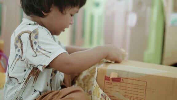 一个小男孩打开礼品盒