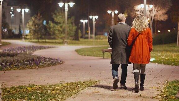 年轻夫妇在冬夜散步