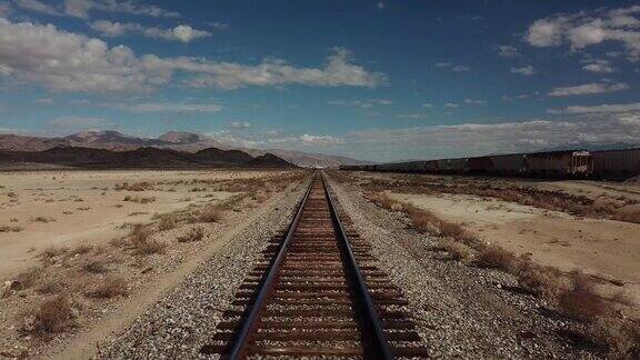沙漠铁路货运列车的鸟瞰图