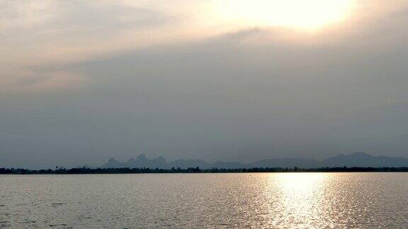 背景日落河流山