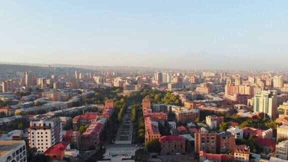 鸟瞰图城市埃里温全景与亚拉腊山背景;城市建筑建筑电视塔Ararat山亚美尼亚晴朗的一天和雾蒙蒙的早晨在城市