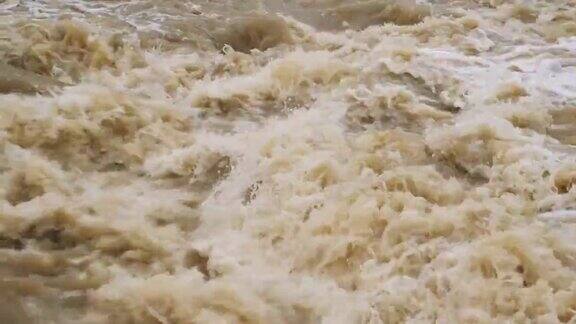 湍急的河流和脏水雨后水流动