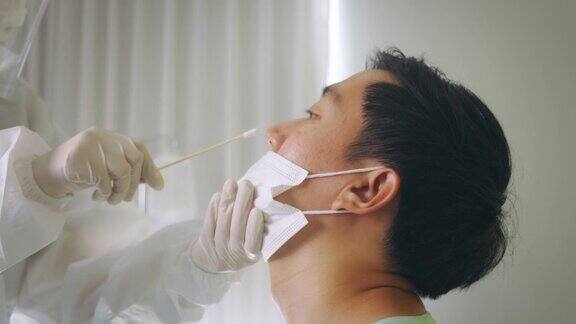 医生对口腔患者进行covid-19检测
