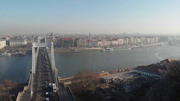 俯瞰伊丽莎白桥的布达佩斯航拍全景图