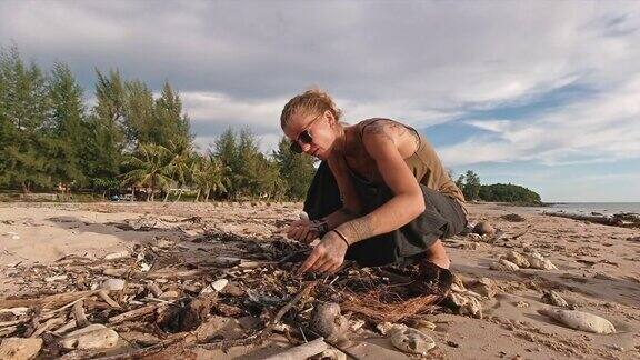 热带海滩上的环境微塑料清理女性活动家