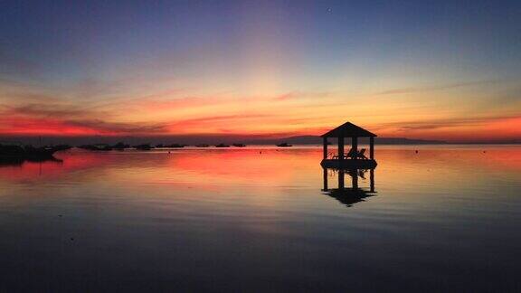 日出时的凉亭巴厘岛印度尼西亚