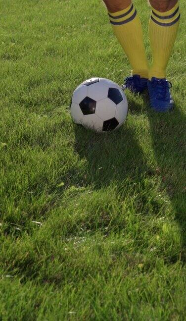 足球运动员用脚踢球近景慢动作足球世界杯