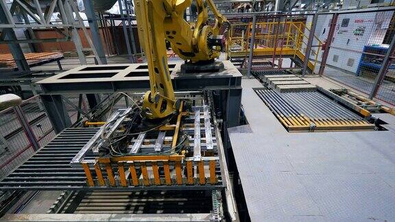 自动化机械臂在工厂里运送砖块特写