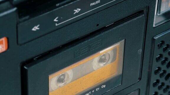 插入录音带到磁带播放器和按播放停止按钮