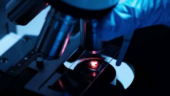 科学家在生物实验室中使用显微镜