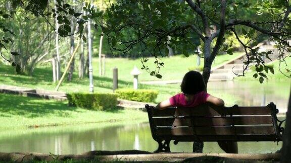 一个女人独自坐在花园里