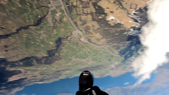 高空跳伞者在瑞士山景上空翱翔