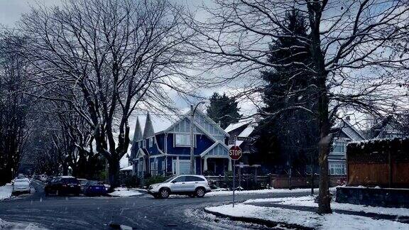 下雪的冬天郊区的道路
