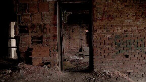 FPV:穿过房间探索废墟中令人毛骨悚然的废弃房屋