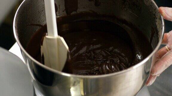 糖果商在碗里搅拌巧克力奶油