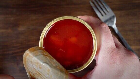 双手打开番茄酱豆罐头