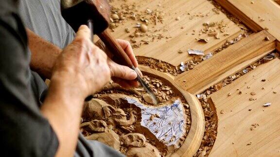 雕刻家雕刻木雕手的特写