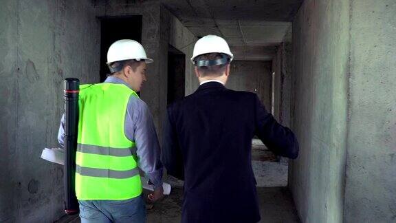 工头和建筑师检查建筑工地
