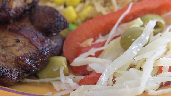 古巴菜:炸猪肉配黄米饭