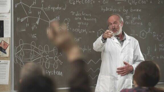 科学老师在黑板上写字