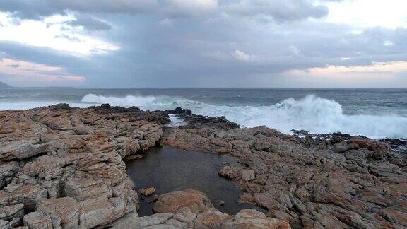 波浪冲击着岩石