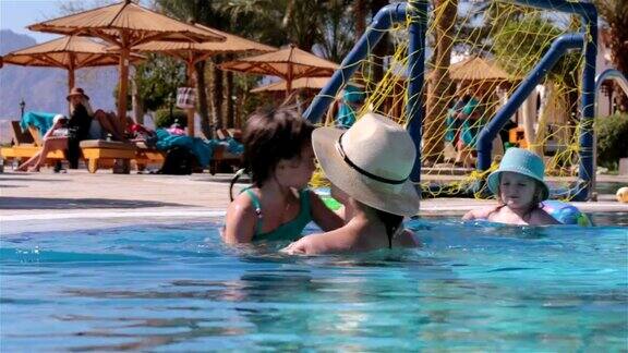 孩子跳进了游泳池全家去埃及度假