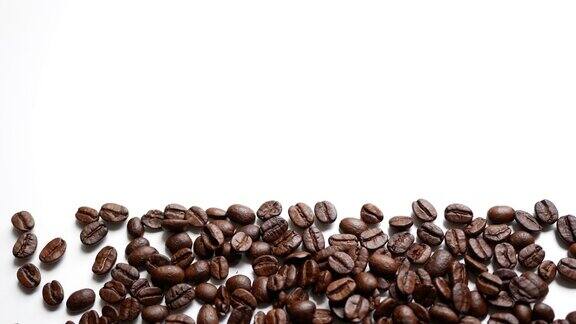 白色背景的咖啡豆