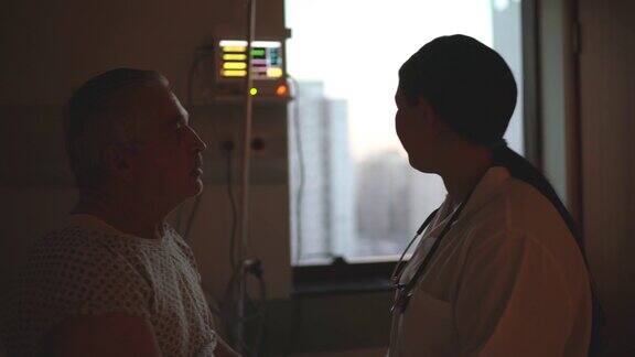 医生在病房里和病人谈话