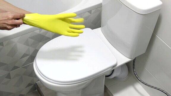 戴上黄色手套开始清洁厕所拇指