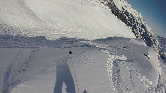 滑雪者下粉雪坡的POV