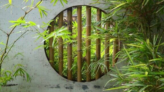 宁静的中式园林中的竹木内窗