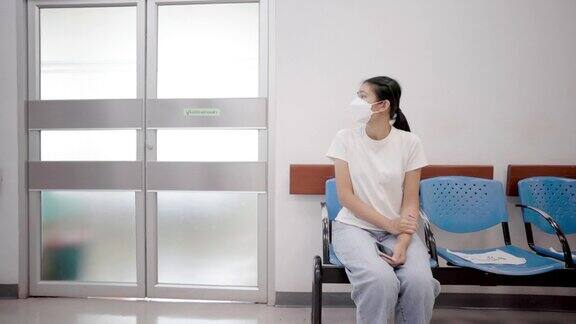 焦急地等待在医院的手术室前