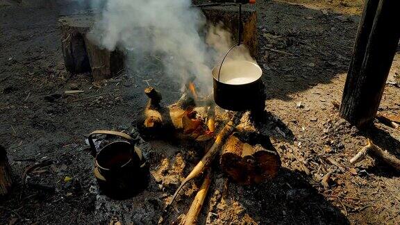 在篝火上煮小米粥