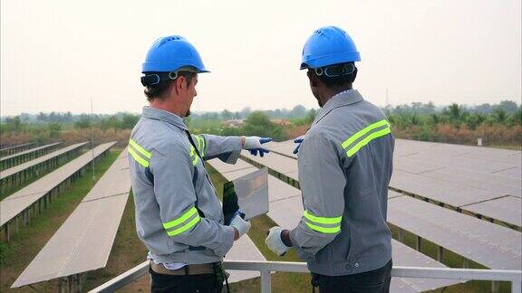 团队工程师在太阳能发电厂检查太阳能系统