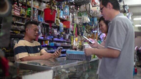 亚洲华人业主处理支付二维码阅读器客户使用智能手机点击支付