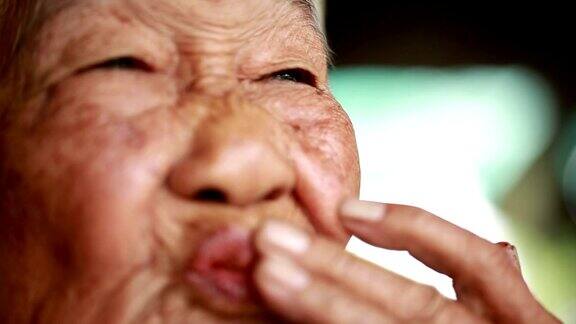 深思熟虑的泰国老年妇女
